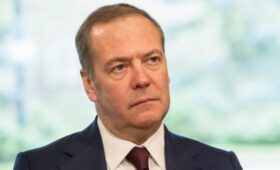 Медведев заявил, что РФ не приемлет войск НАТО на Украине под видом “миротворцев”
