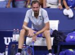Российский теннисист Медведев сломал ракетку после вылета с US Open