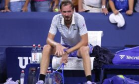 Российский теннисист Медведев сломал ракетку после вылета с US Open