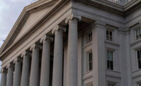 Минфин США исключил из-под санкций операции с Россией до 20 августа