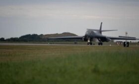 США перебросили бомбардировщики на авиабазу у границы с Россией