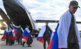 Самолет с освобожденными из плена российскими военными приземлился в Подмосковье