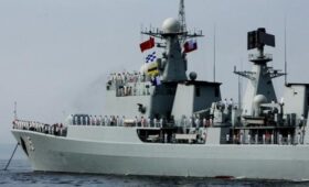 Военные КНР вытеснили эсминец США из района спорных островов
