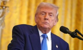 Белый дом: Трамп не намерен ждать месяц для следующей встречи по Украине
