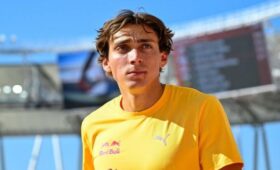 Шведский спортсмен Дюплантис побил мировой рекорд в прыжках с шестом