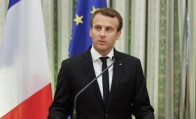 Макрон пригрозил РФ санкциями, если Путин не встретится с Зеленским