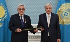 Президент Казахстана Токаев разбил доску после вручения ему черного пояса тхэквондо