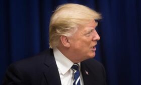 Трамп заявил, что пока не будет вводить новые санкции против РФ
