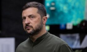 Зеленский пригрозил не признавать итоги саммита на Аляске
