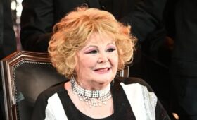 Помощница актрисы Селезневой опровергла сообщения о ее плохом самочувствии
