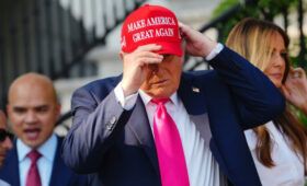 Трамп показал Зеленскому и Макрону свою коллекцию кепок в Белом доме