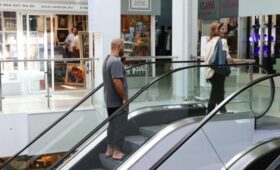 “Коммерсант”: эскалаторы и траволаторы могут остановиться в ТЦ с 1 сентября