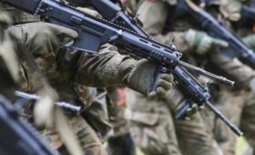 Politico: проблемы в экономике помешают Британии и Франции отправить войска на Украину