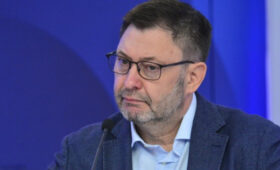 Захарова назвала журналиста Вышинского настоящим героем