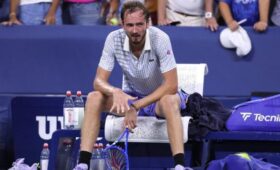 Теннисист Медведев оштрафован на 42,5 тыс долларов за поведение на US Open