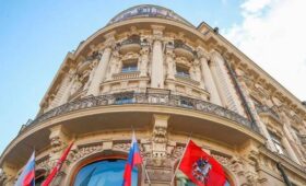 В центре Москвы начался ремонт фасадов гостиницы “Националь”