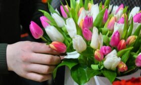 “Известия”: траты на букет к 1 сентября составят около 4 тысяч рублей