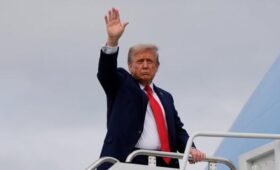 Трамп покинул Аляску после встречи с Путиным