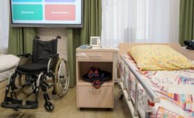 Свыше 15 тыс москвичей освоили навыки ухода за маломобильными людьми