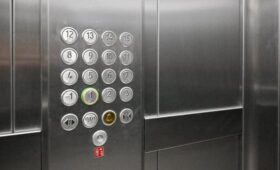 Более 2,1 тыс лифтов заменили в Москве в рамках программы капремонта