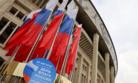 Больше 2,2 тысячи флагов украсили Москву ко Дню государственного флага России