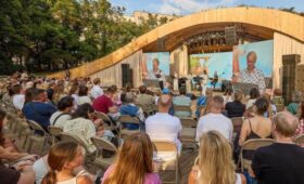 Площадка “Театрального бульвара” на Патриарших прудах продлит работу до 14 сентября