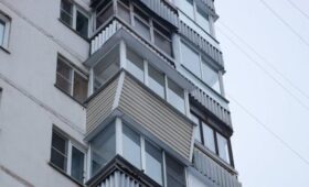 Эксперт Бондарь: за самовольное остекление балкона полагается штраф и демонтаж