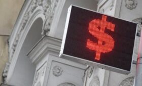 Внебиржевой курс доллара превысил 82 рубля