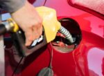 «Известия»: заправки в РФ стали ограничивать объемы отпуска бензина
