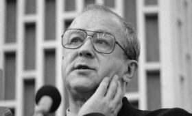 Умер поэт и журналист Виталий Коротич