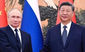 Ушаков: Путин и Си Цзиньпин не обсуждали отправку китайских миротворцев на Украину