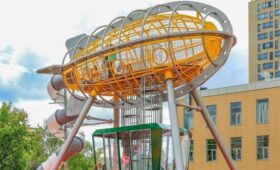 Игровой комплекс в виде воздушного корабля установили на юго-западе Москвы
