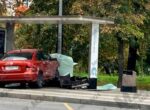 Водитель авто врезалась в остановку в Москве, перепутав педали
