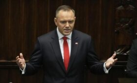Президент Польши потребовал объяснений из-за упавшей на дом ракеты