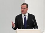 Медведев заявил о неизбежных бедах, если власть начнет «сыпаться»