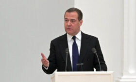 Медведев заявил о неизбежных бедах, если власть начнет «сыпаться»