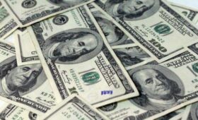 Курс доллара на межбанковском рынке превысил 85 рублей