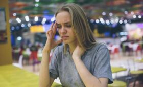Невролог Воробьева предупредила о риске развития «хот-договой мигрени»