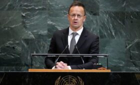 Глава МИД Венгрии Сийярто заявил, что Зеленский сошел с ума