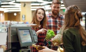 Юрист Бондаренко: продавец обязан продать товар по стоимости из ценника