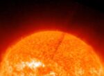 Выброс плазмы в виде луча произошел на Солнце