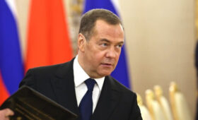 Медведев назвал “ересью” предложения “коалиции желающих” по гарантиям безопасности Украины