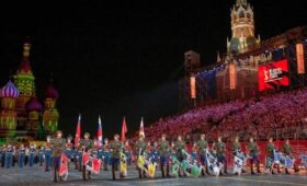 Гости “Спасской башни” получили спецвыпуск газеты “Вечерняя Москва”