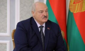Лукашенко назвал глупыми заявления НАТО о планах сбивать самолеты РФ