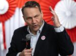 Глава МИД Польши Сикорский призвал не посещать Россию и Белоруссию
