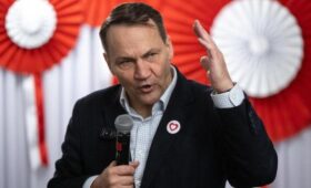 Глава МИД Польши Сикорский призвал не посещать Россию и Белоруссию