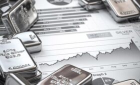 Биржевая цена серебра превысила 43 доллара за тройскую унцию впервые с 2011 года