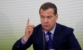 Медведев заявил, что РФ не собирается “миндальничать” с Финляндией