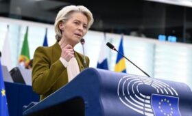 Орбан заявил, что фон дер Ляйен стоит покинуть пост главы ЕК из-за милитаристских взглядов