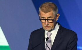 Экс-премьер Чехии Бабиш отменил рабочую программу после нападения